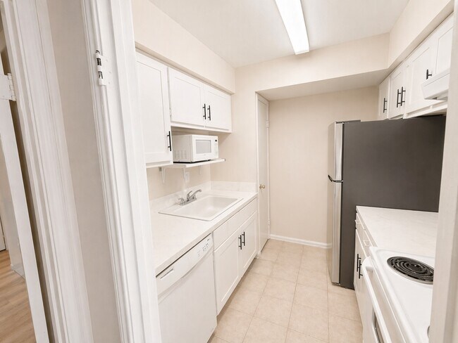 Building Photo - 6410 Del Monte Dr