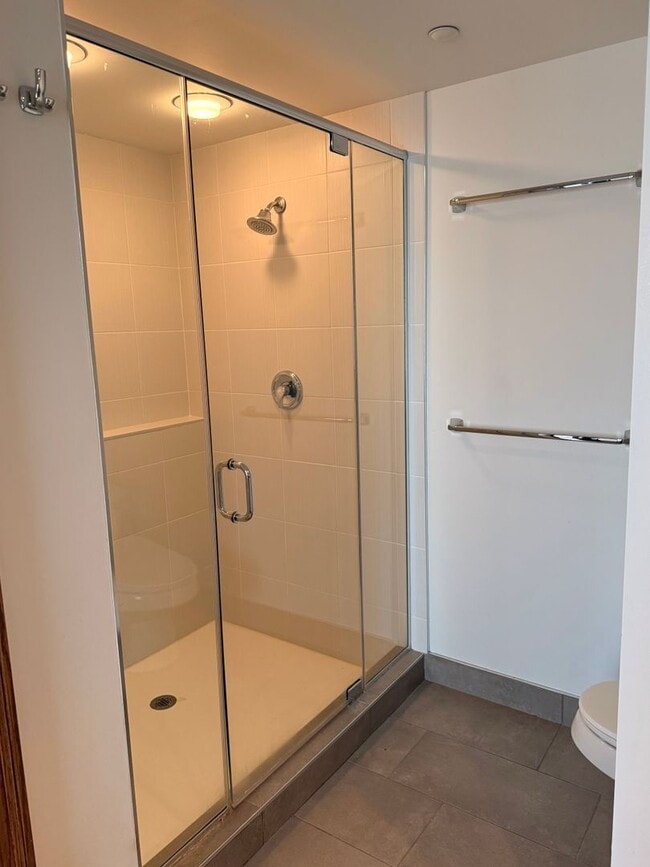 Building Photo - Beautiful and Spacious 3 BDRM 2 BATH Unit in the Heart of Public Square