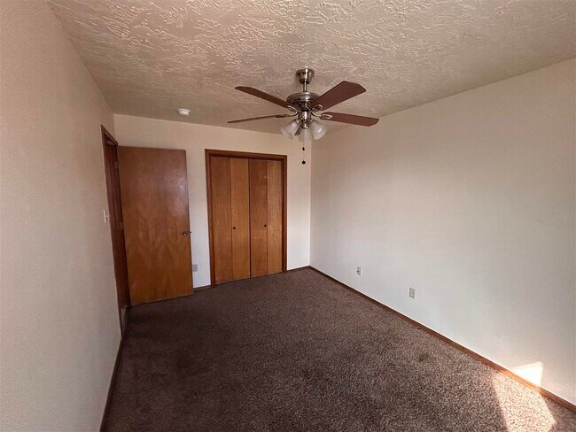 Building Photo - 1912 SW D Ave