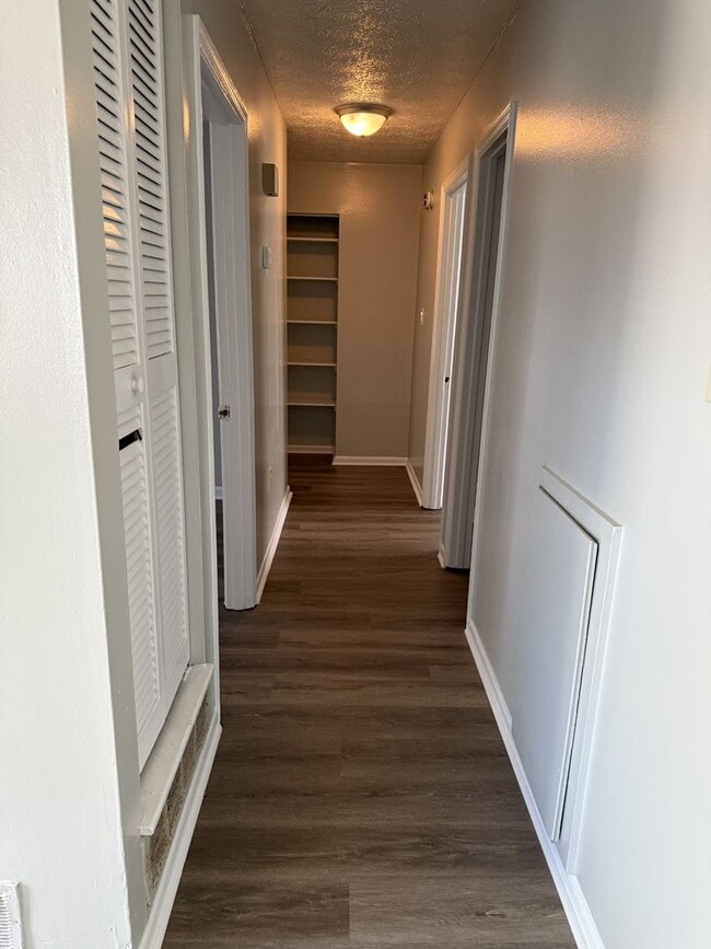 Building Photo - MOVE IN READY
