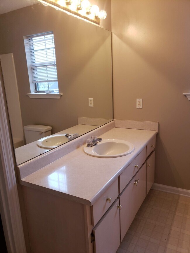 Building Photo - 3 BR/3BA Located in the Heart of Rincon