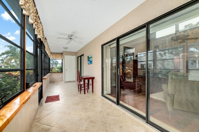 Building Photo - Fully furnished Beachside townhome