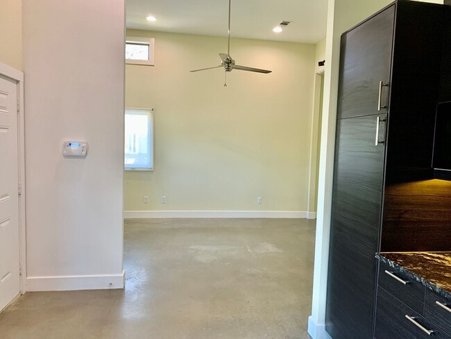 Building Photo - Modern 3 bedroom home in East Austin
