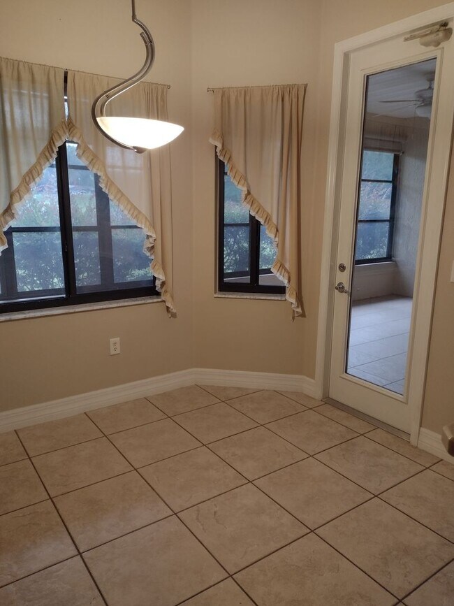 Building Photo - 592 Dowling Cir