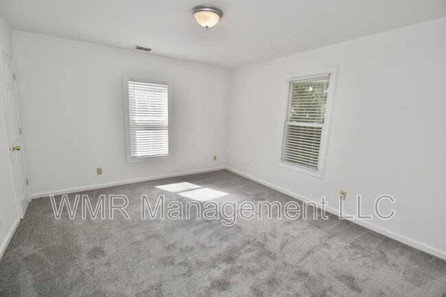 Building Photo - 2426 Dundeen St