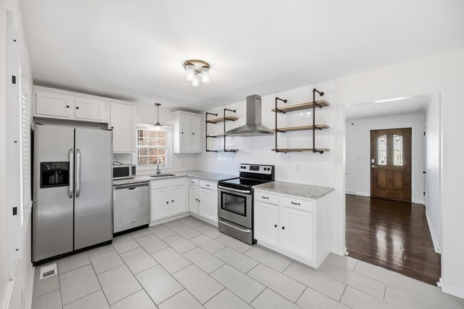 Building Photo - 2147 Palms Dr