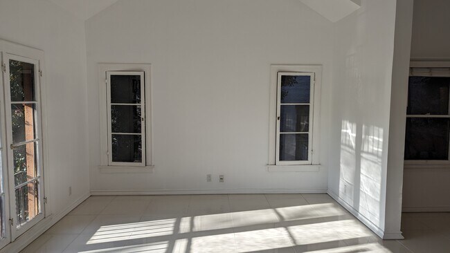 Building Photo - 158 S Sycamore Ave