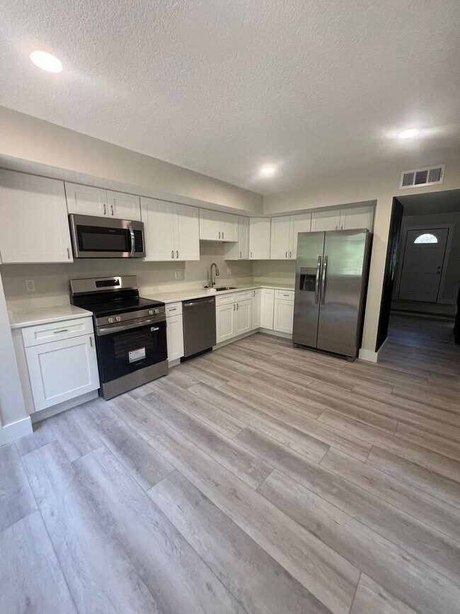 Building Photo - Spacious 4-Bedroom Pool Home in Desirable Winter Springs!