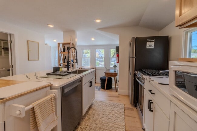Building Photo - 30 Day Minimum Furnished Rental-Downtown TC!