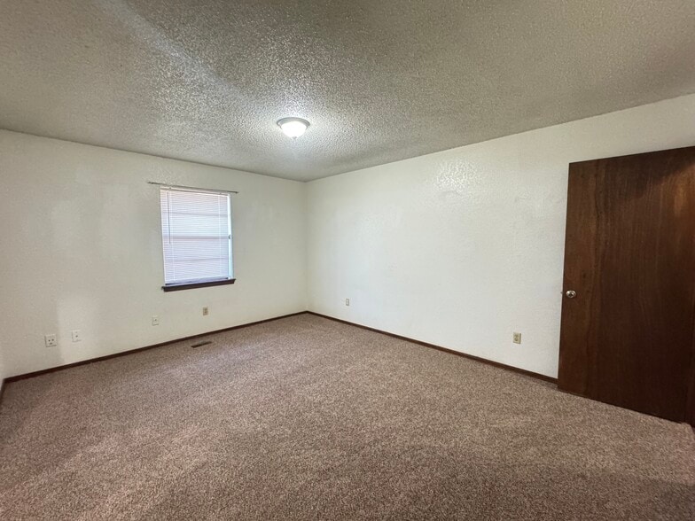 Building Photo - 9915 Larkspur Ln