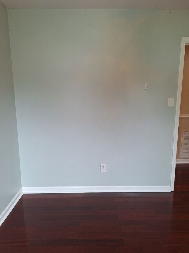 Building Photo - Convenient location to interstate in North...