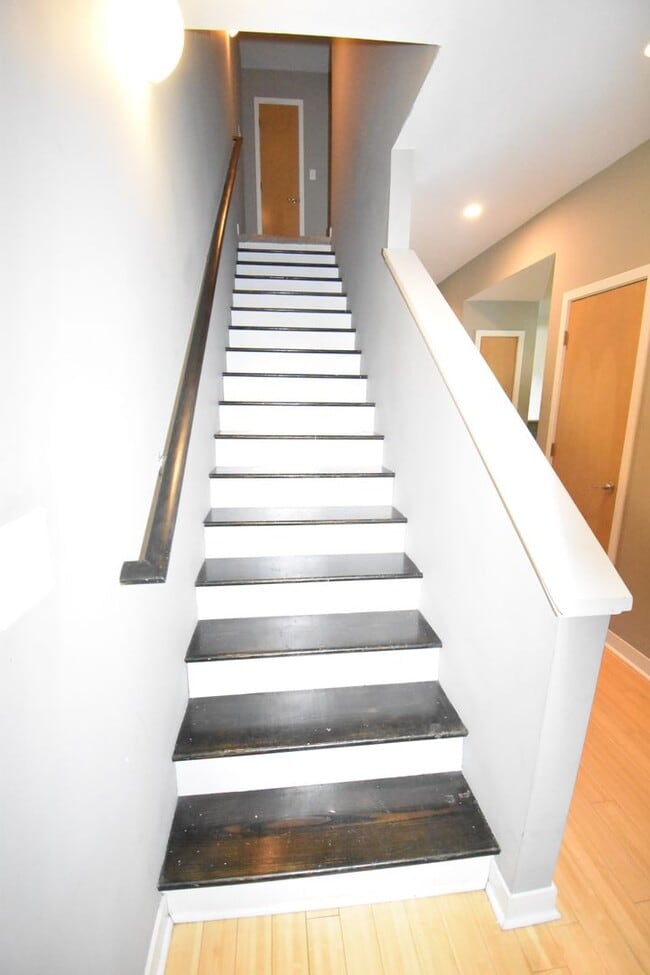 Building Photo - Large 2 Bedroom Condo For Rent Near Historic Downtown Clarksville!