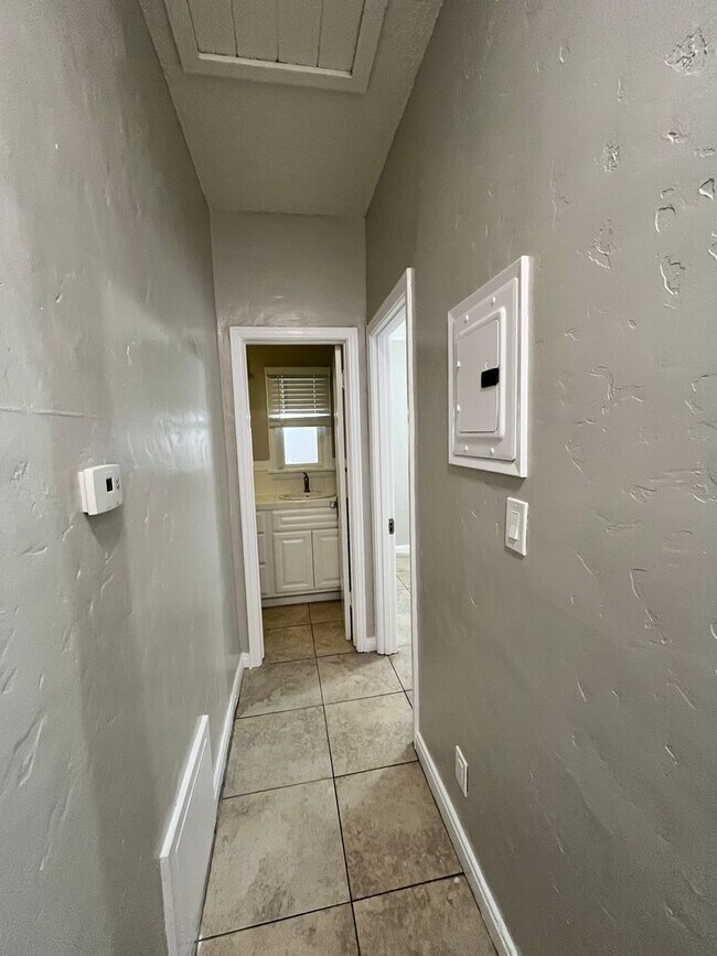 Building Photo - LARGE UPSTAIRS 2 BEDROOM 1 BATH, BUILDING ...