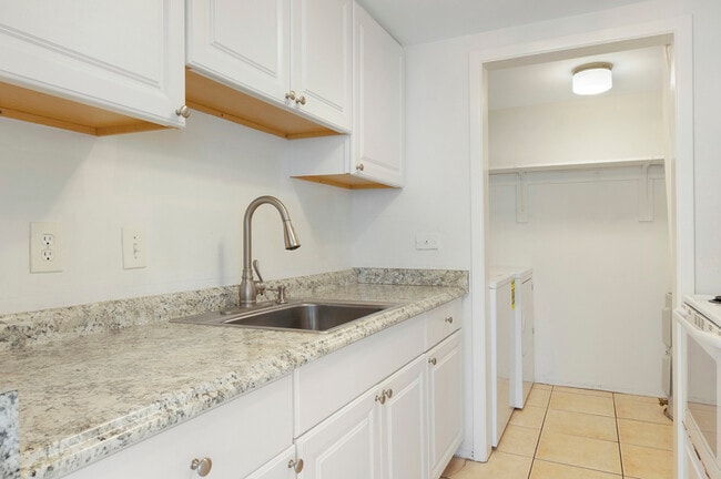 Building Photo - 617 Lyndhurst St