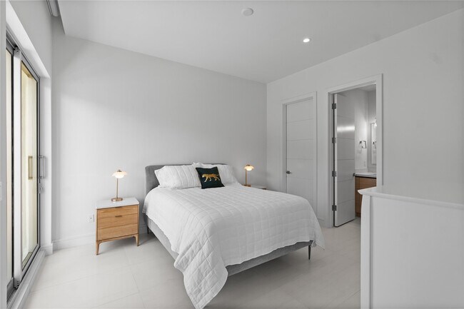 Building Photo - 221 Shore Ct