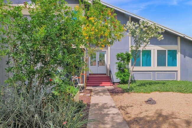 Building Photo - 2420 W Mandalay Ln