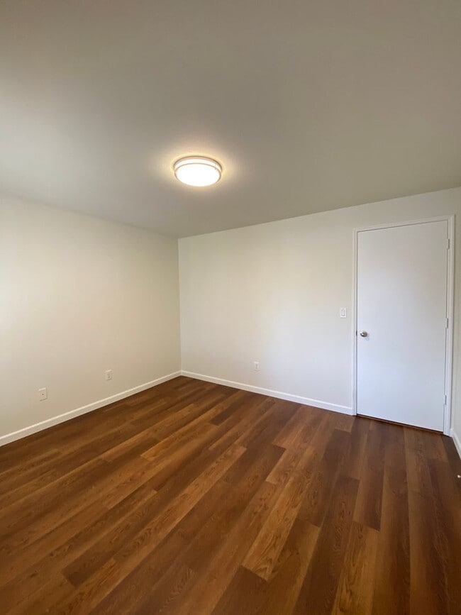 Building Photo - Clean 3 bed well-maintained & pet free hom...