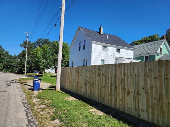 Building Photo - Remodeled 2 Story 3 Bedroom Home Located in SW Grand Rapids, MI