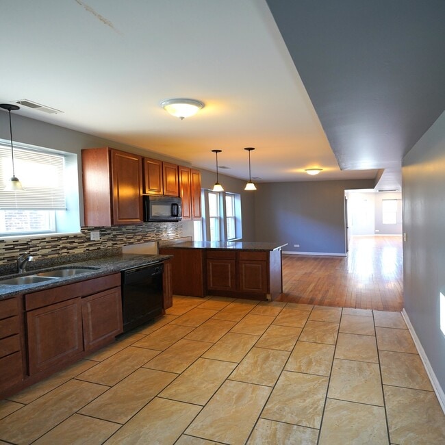 Building Photo - 8739 S Harper Ave