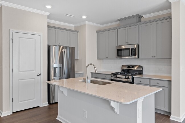 Building Photo - 130 Paramount Dr