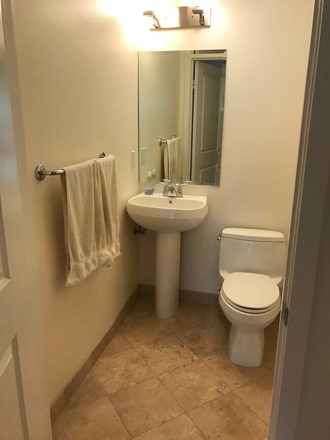 Building Photo - 1951 N Beachwood Dr