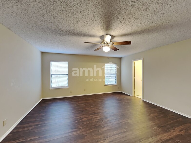 Building Photo - 2231 Creekside Bend