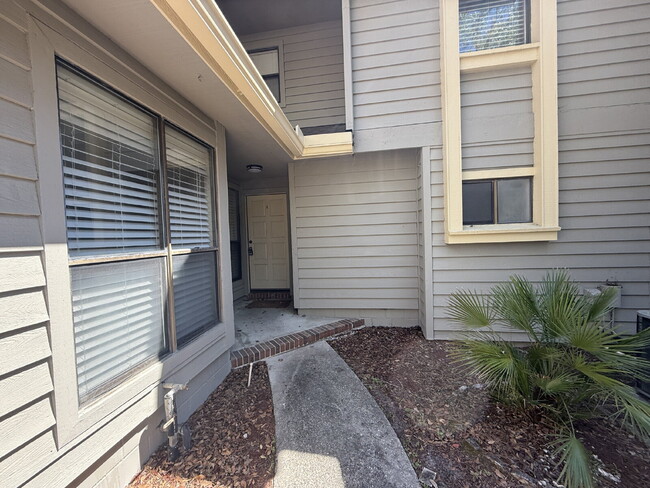 Building Photo - FOR RENT:  3 BEDROOM 2.5 BATHROOM TOWNHOME...