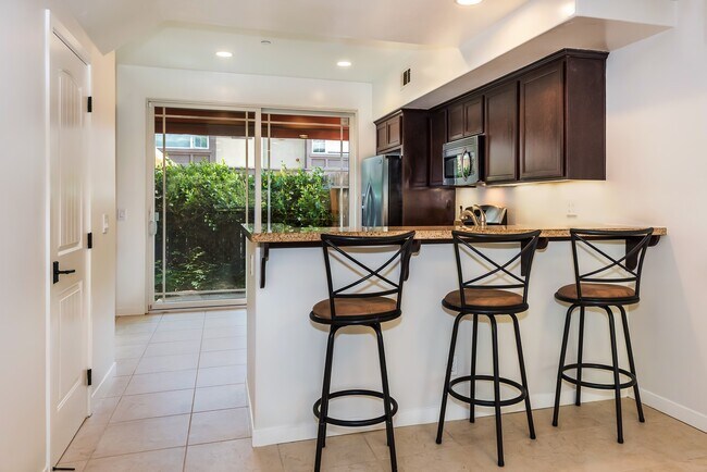 Building Photo - Spacious 3/2.5 Condo w/ Detached 1 Car Garage