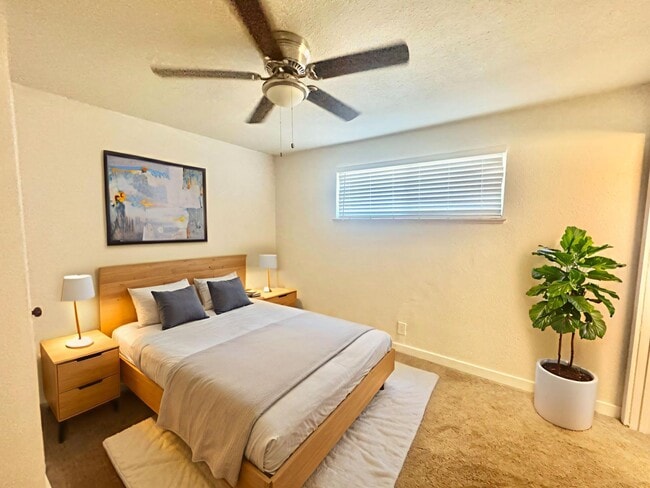 Building Photo - 1 Bedroom with Granite Counters and In-Unit Laundry!