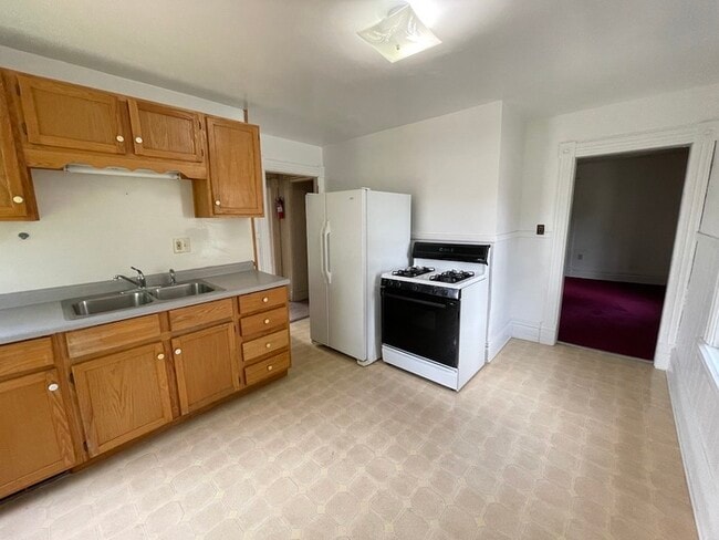 Building Photo - Large 2 bedroom unit available immediately...