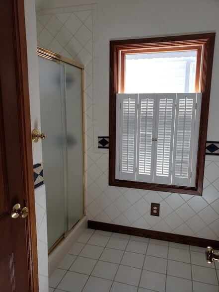 Building Photo - 1003 W 17th St