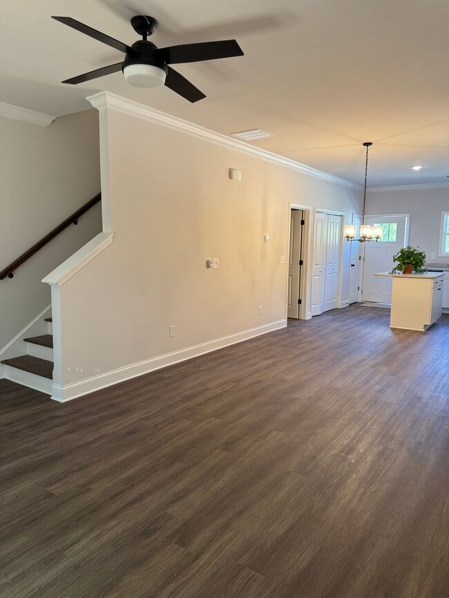 Building Photo - Luxury Lakeview Living Just Minutes from Downtown Gainesville