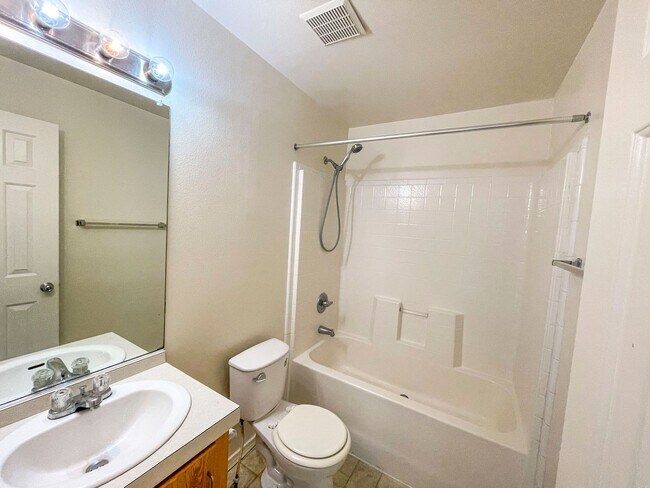 Building Photo - Close To Eureka and College of the Redwoods. Open Floor Plan. 2 Bathrooms!