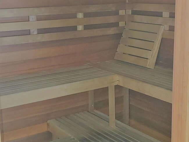 Building Photo - "Experience Island Living: Spacious 2-Bed, 2-Bath Retreat on Alii Drive!"