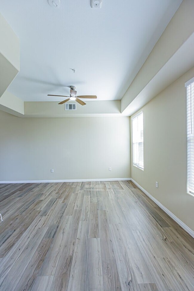 Building Photo - Top Floor 2 Bedroom Condo Located in Manhattan