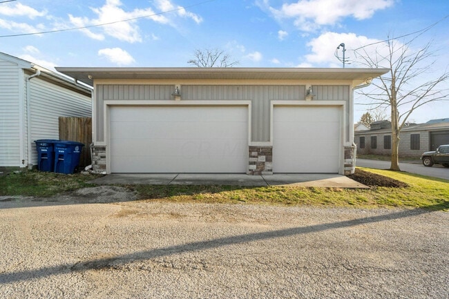 Building Photo - 484 E Kossuth St