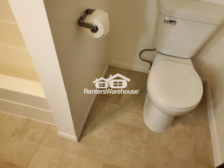 Building Photo - 109 4th Ave SE