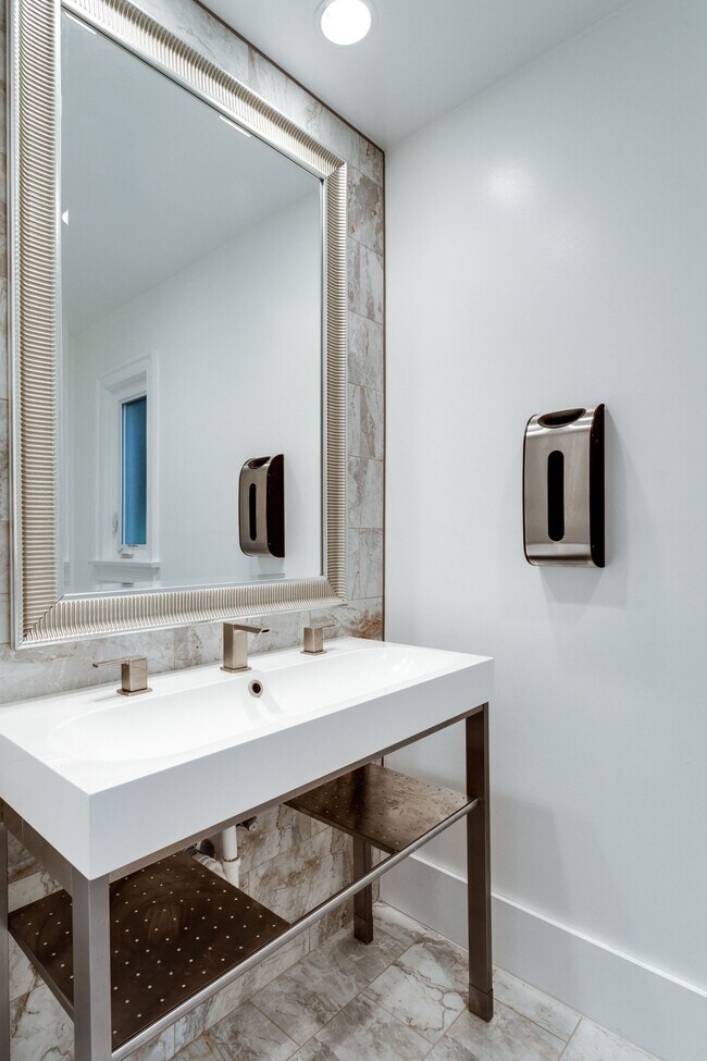 Building Photo - 4611 Charleston Terrace NW