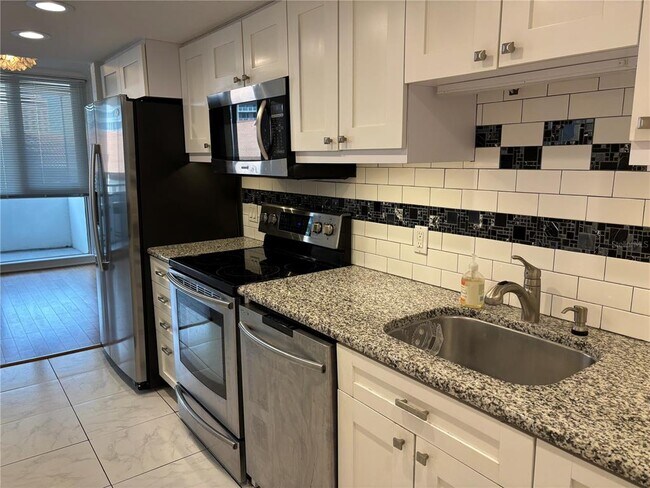 Building Photo - 470 3rd St S