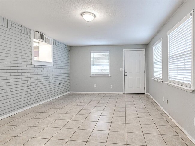 Building Photo - 305 Woodside Dr