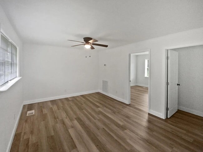 Building Photo - Small Cottage Home