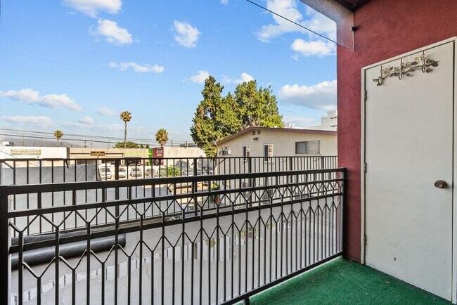 Building Photo - Amazing 2 Bed Condo in Noho!