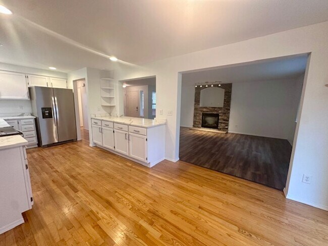Building Photo - Spacious 4 bedroom - Ready Now
