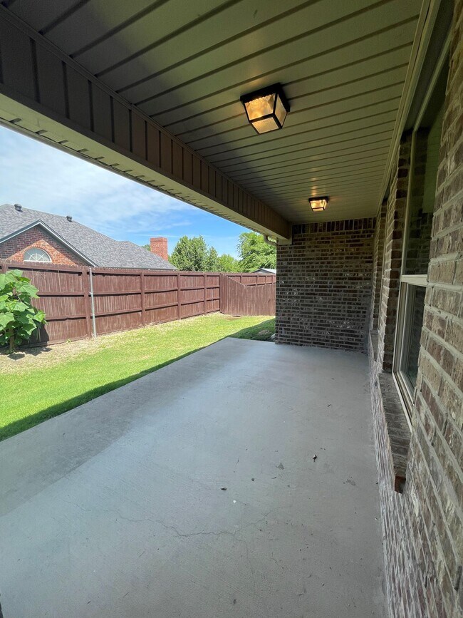 Building Photo - Beautiful 3-bed/2-bath with garage!