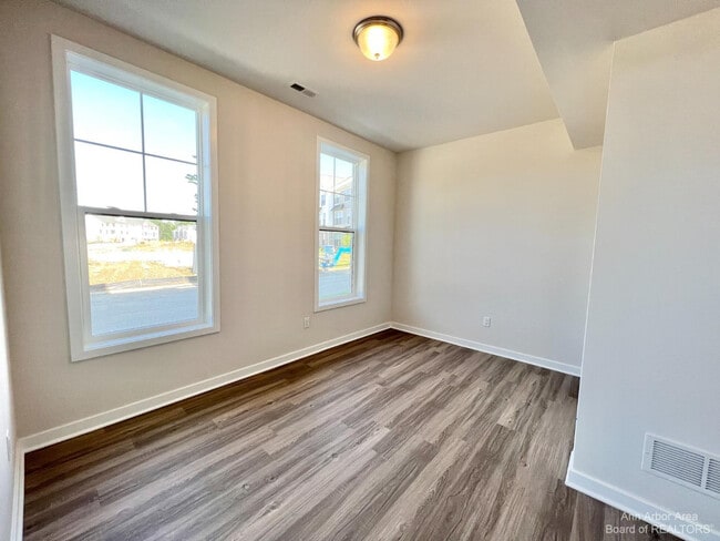 Building Photo - 2875 Rayfield Ave