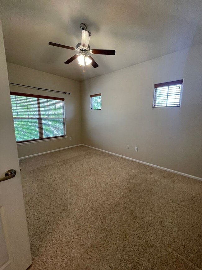 Building Photo - 2 bed/1 bath Townhome with Garage, Pool, Clubhouse