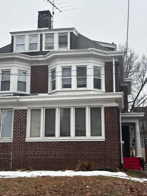 Building Photo - 649 W State St