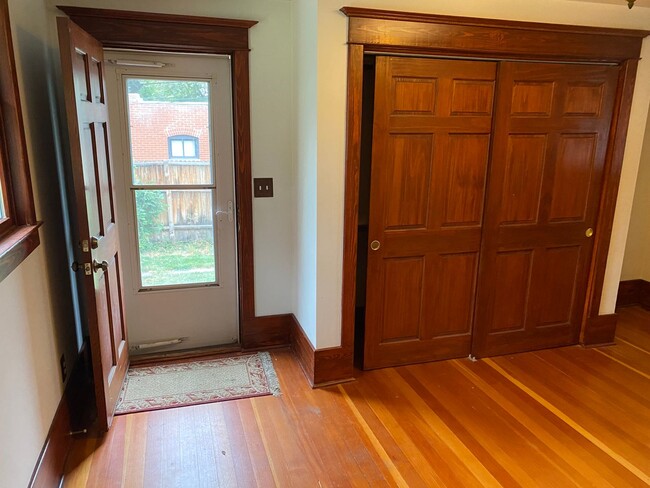 Building Photo - Stunning home in Downtown Longmont