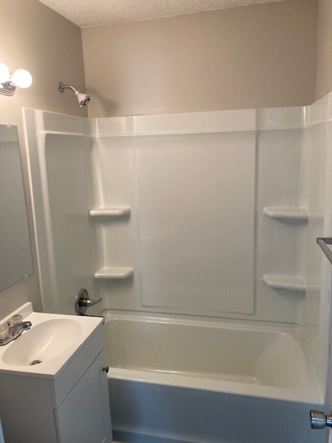 Building Photo - Great 2 Bedroom 1 Bath + 2 Non conforming bedrooms