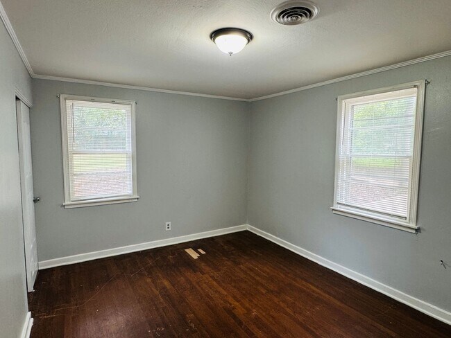 Building Photo - Spacious 3 Bedroom / 2 Bath Home – Designe...